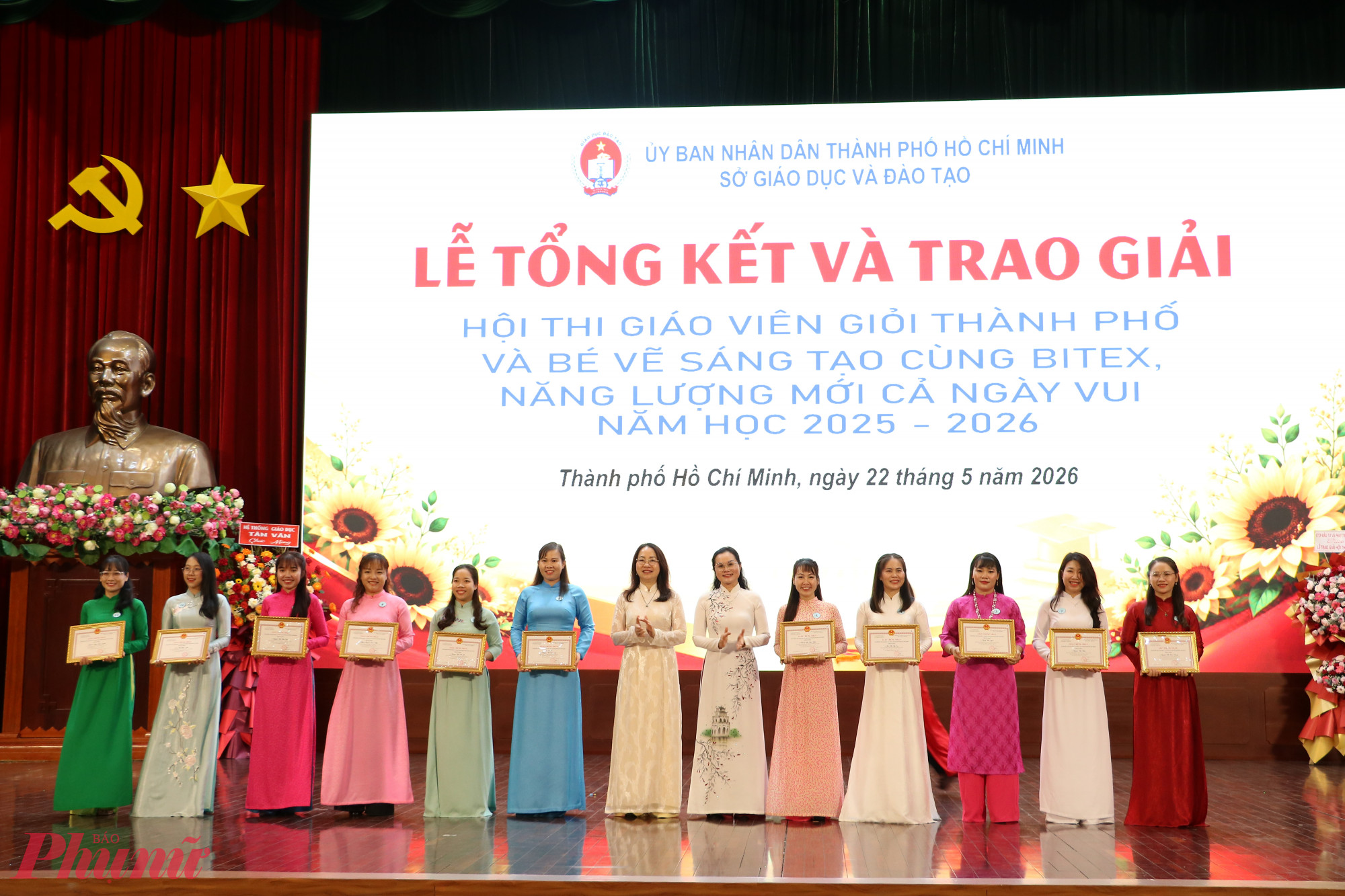 Ban tổ chức trao học bổng cho sinh viên - Ảnh: BTC