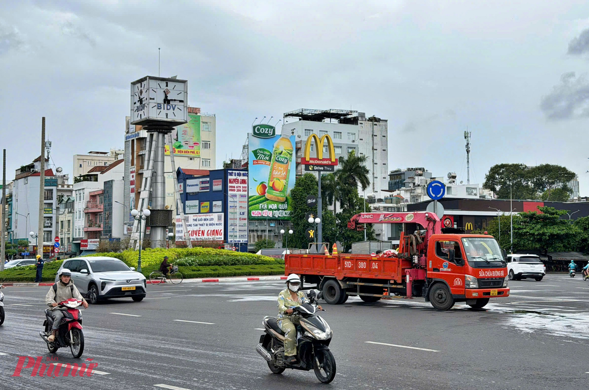 Lực lượng chức năng đang lắp dải phân cách và đèn tín hiệu để thực hiện điều chỉnh giao thông từ ngày mai (23/5) - Ảnh: Nguyễn Văn