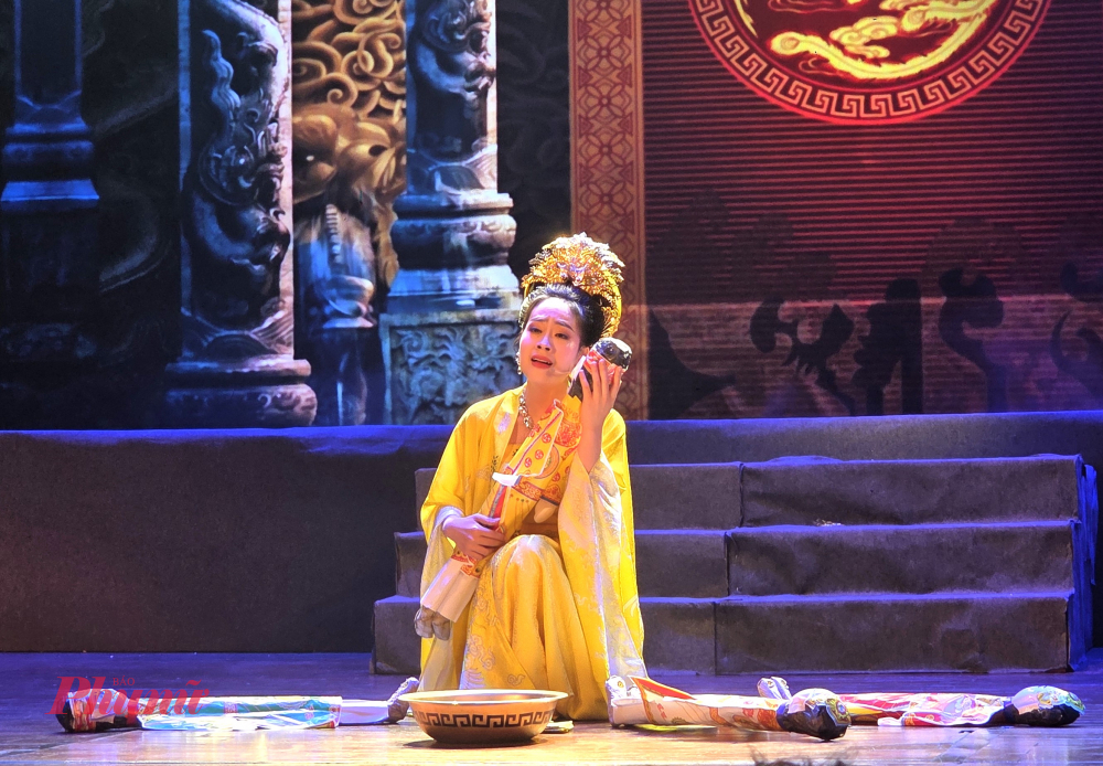 Minh Nguyệt thể hiện 