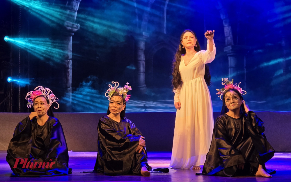 Tiết mục Tùy hứng phu nhân Macbeth hòa trộn vẻ đẹp của cải lương lẫn kịch cổ điển.