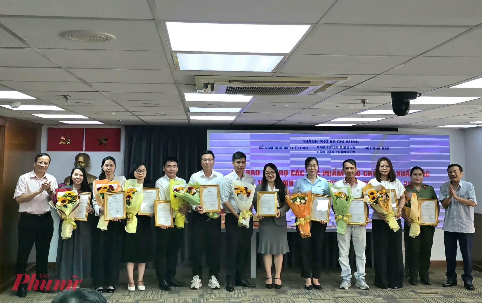 Phóng viên Ngọc Trăm (thứ 3 từ trái qua) - nhận khen thưởng Ấm áp phiên chợ chia sẻ yêu thương (nhóm tin - ảnh)