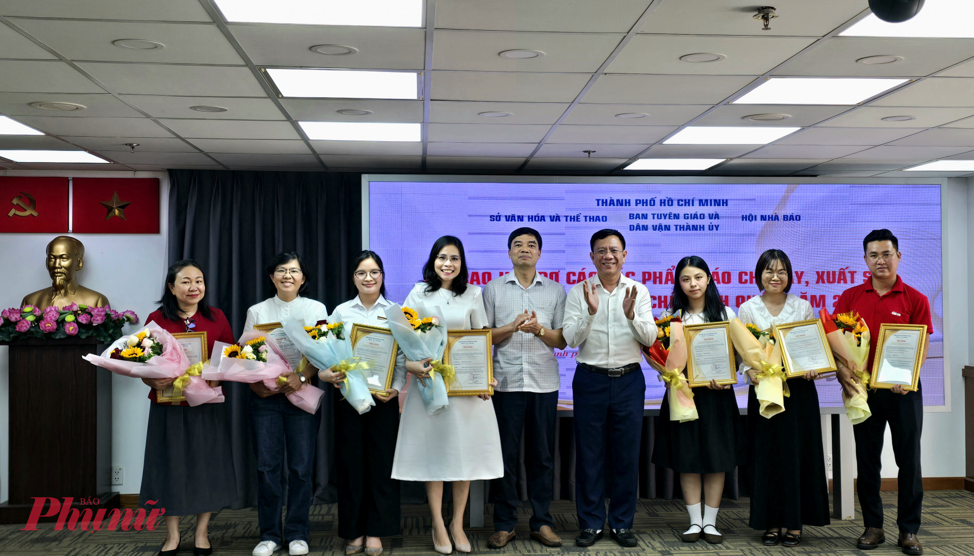 Nhà báo Phạm An (thứ 2 từ trái qua) - nhận khen thưởng với tác phẩm Ngành y tế TPHCM đột phá kỹ thuật chuyên sâu, vươn tầm khu vực (nhóm phóng sự, điều tra, phỏng vấn, chuyên trang, chuyên mục)