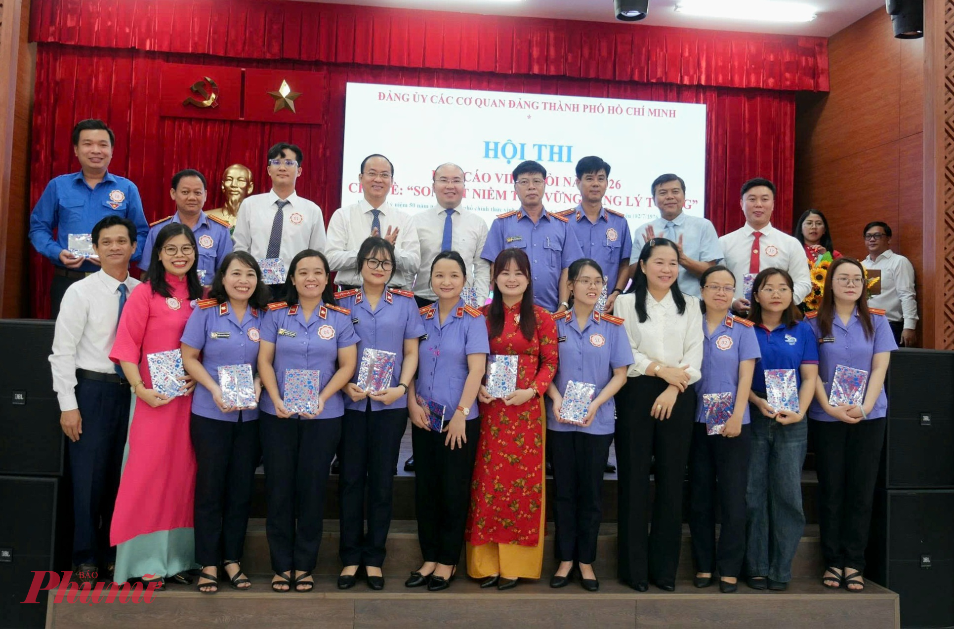 Ban tổ chức tặng quà lưu niệm cho các thí sinh tham gia hội thi - Ảnh: Trang Nguyễn 