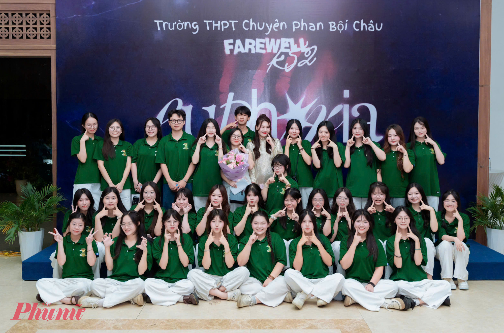Tập thể lớp 12C1 chụp ảnh kỷ niệm sau lễ trưởng thành