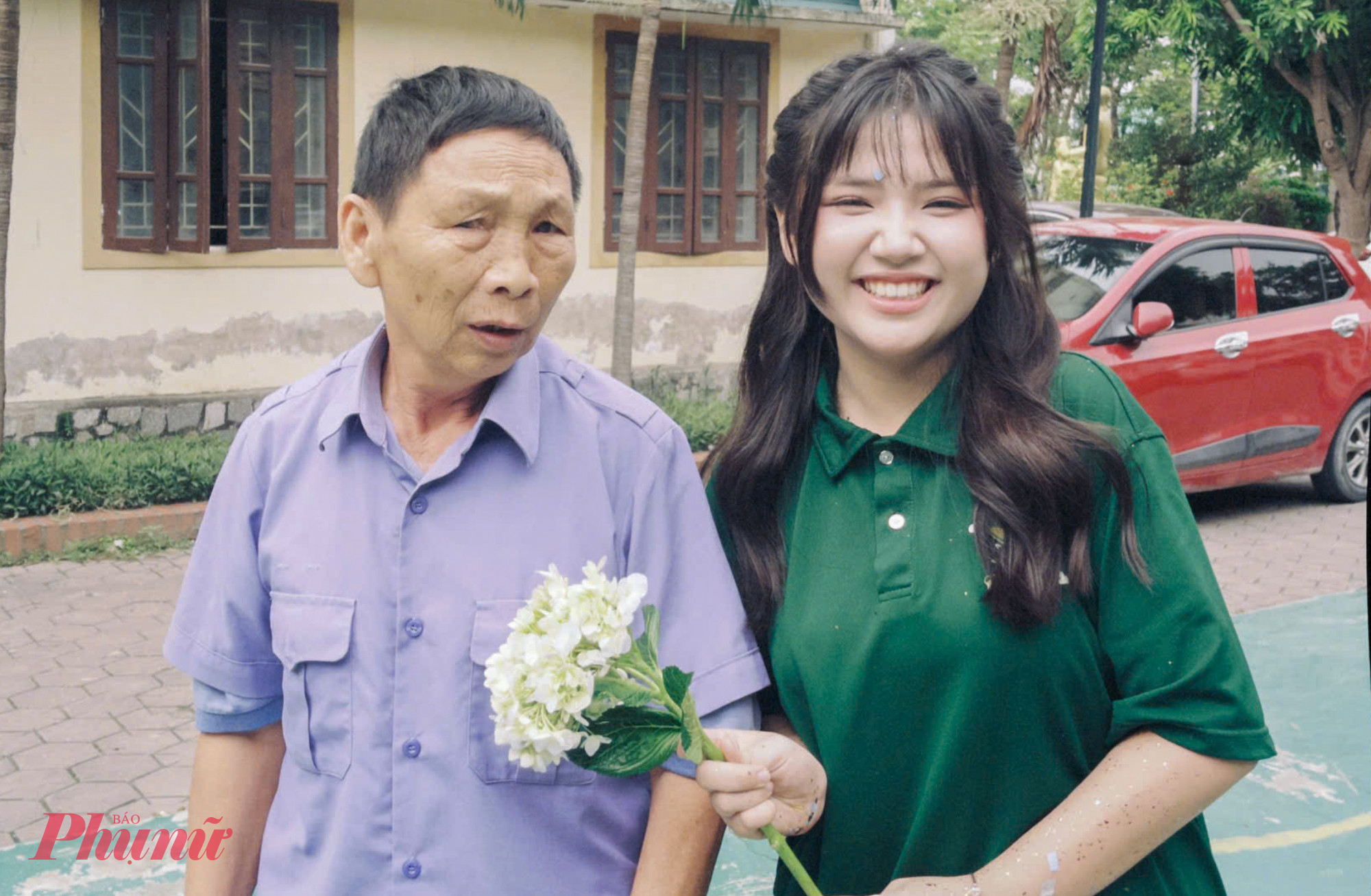 Một nữ sinh tặng hoa cho ông Chiến trước khi tạm biệt mái trường - Ảnh: Khánh Trung
