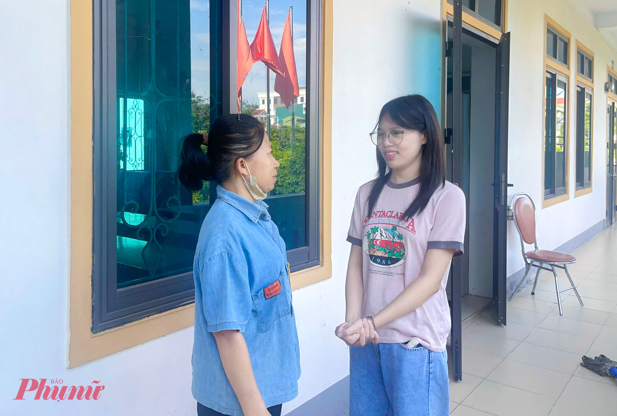 Khánh Huyền trò chuyện với cô lao công trường học sau giờ tan lớp