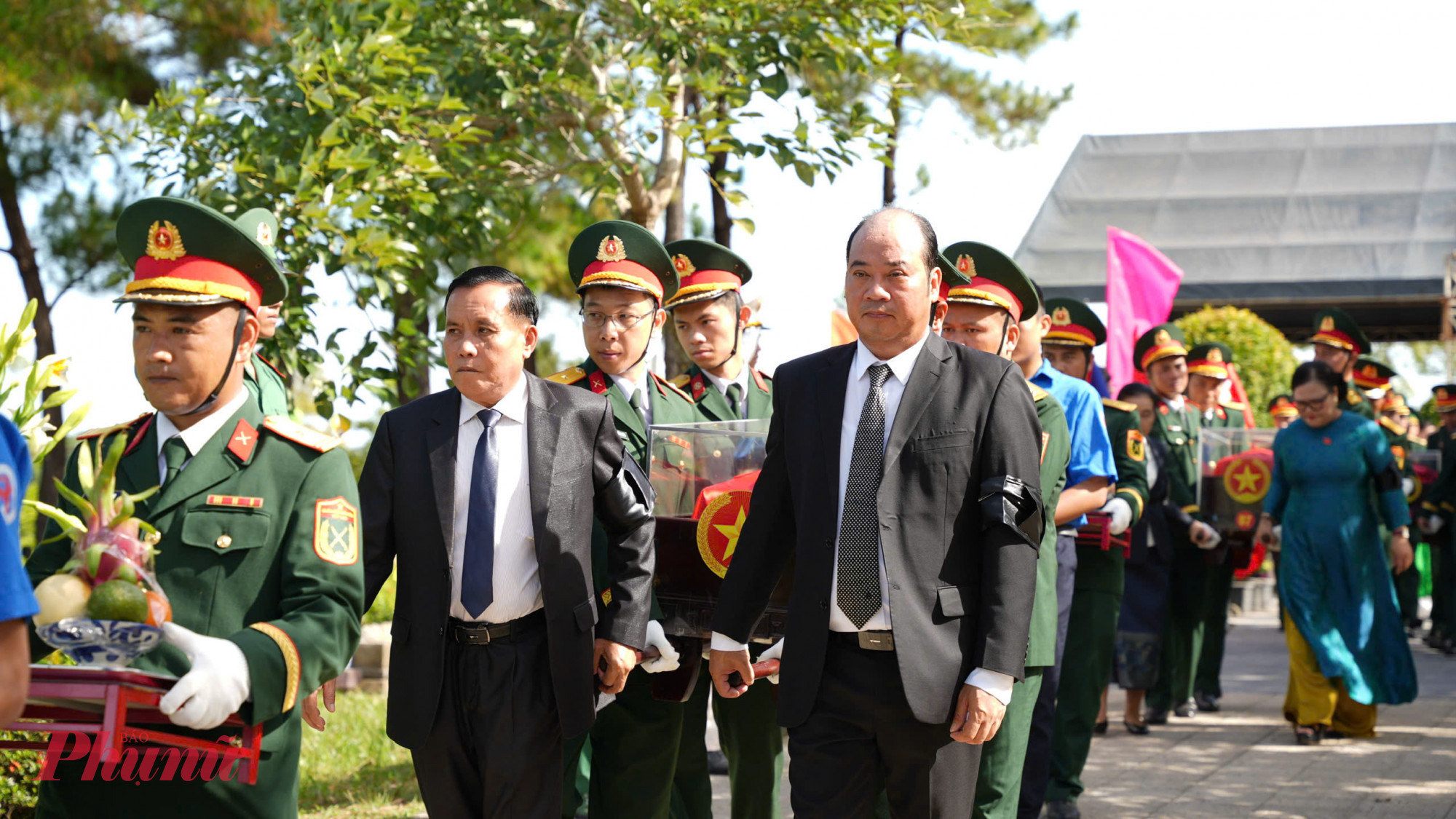 các đồng chí lãnh đạo Trung ương, lãnh đạo TP. Huế cùng đông đảo lực lượng vũ trang, nhân dân đã tổ chức di quan và thực hiện nghi lễ an táng 8 hài cốt liệt sĩ
