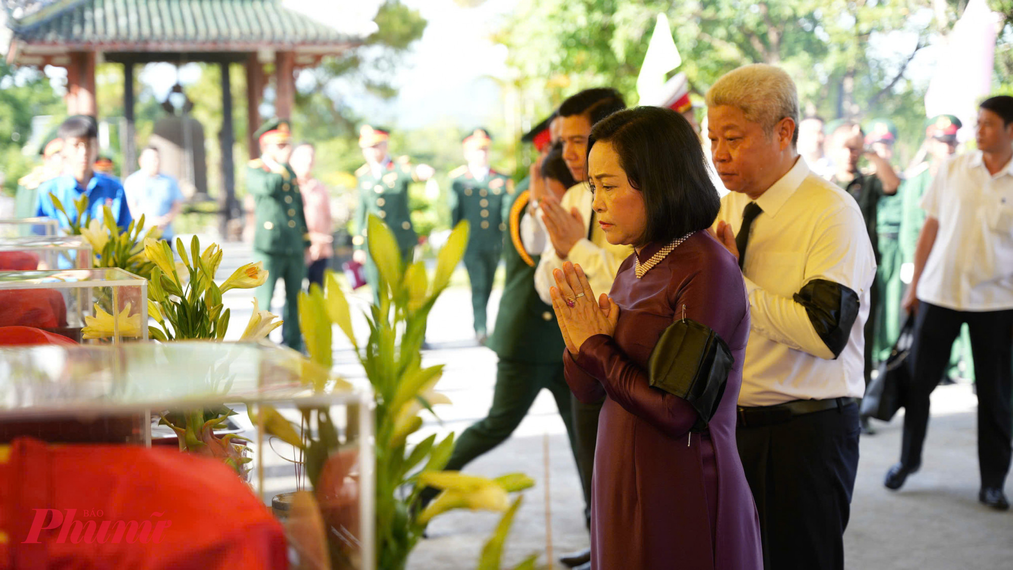 Bà Nguyễn Thị Thanh - Phó Chủ tịch Quốc hội, và Đoàn công tác đưa tiễn các anh hùng liệt sĩ về với đất mẹ.