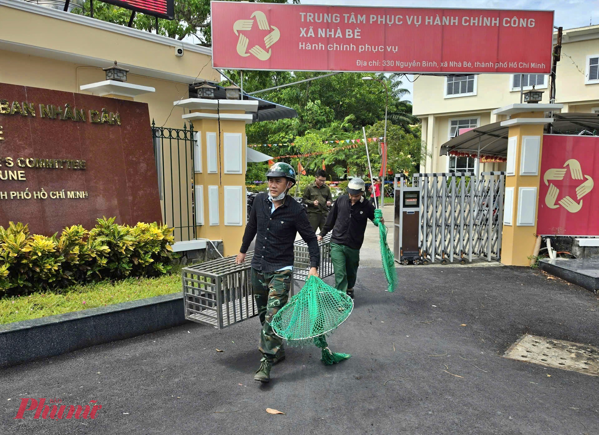 Lực lượng liên ngành xã Nhà Bè, TPHCM ra quân bắt chó thả rong - Ảnh: NB