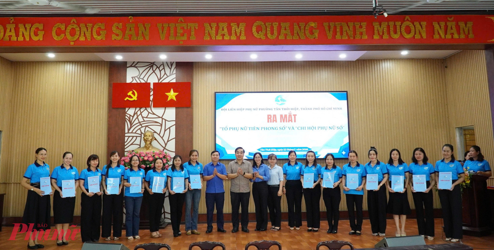 Đại diện lãnh đạo địa phương trao quyết định thành lập và chúc mừng các thành viên “Tổ phụ nữ tiên phong số” phường Tân Thới Hiệp - Ảnh: Thảo Nguyên