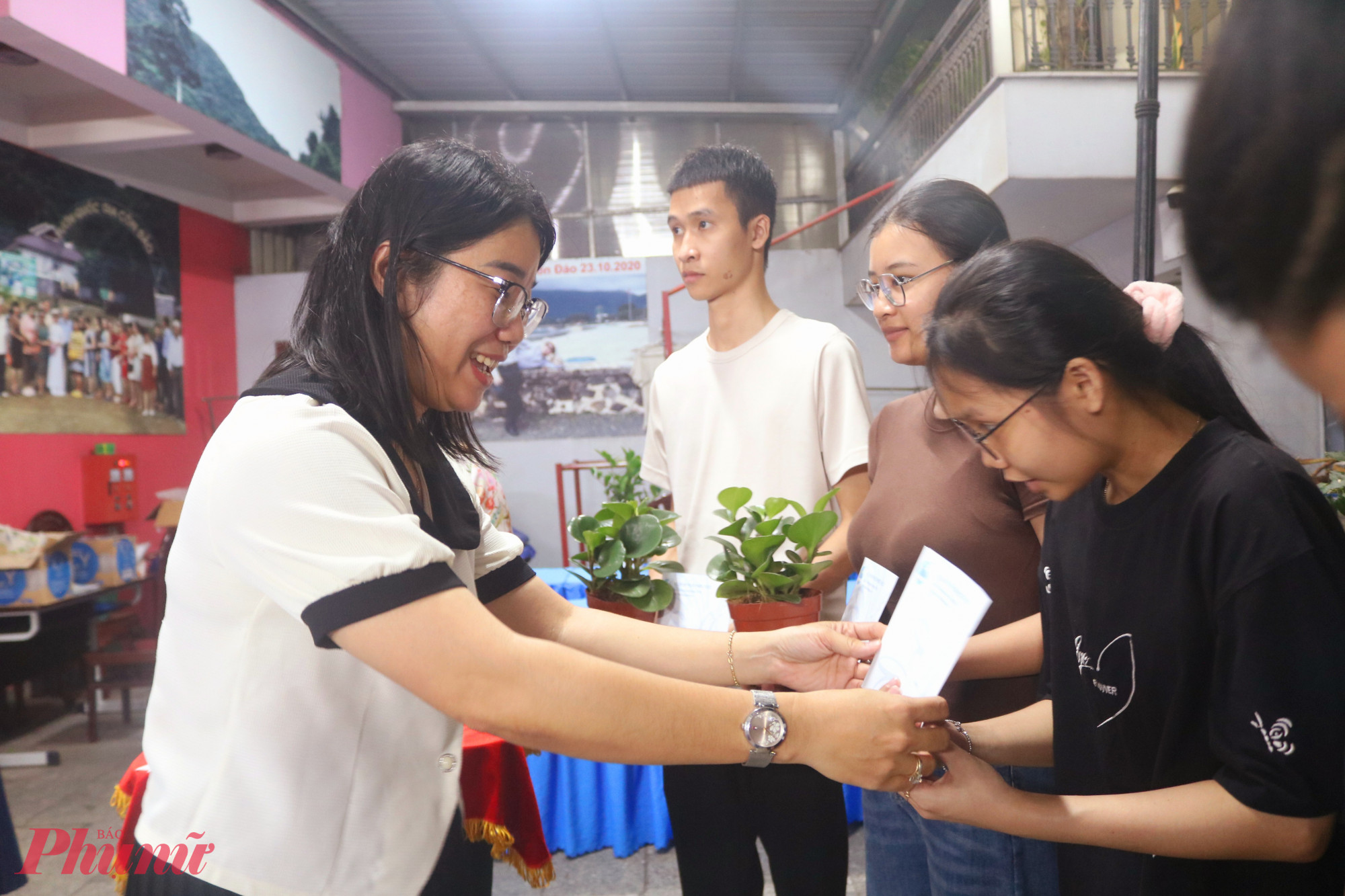 Hội LHPN và Công an phường Thủ Đức trao 10 phần quà đến các anh, chị có hoàn cảnh khó khăn đang sống trong khu nhà trọ số 50 Đặng Văn Bi. Mỗi phần gồm 300.000 đồng tiền mặt và 1 chậu sen đá. Trong ảnh là bà Nguyễn Thị Hồng Thảo – Phó bí thư thường trực Đảng ủy phường Thủ Đức – trao quà đến các anh, chị - Ảnh: Mẫn Nhi
