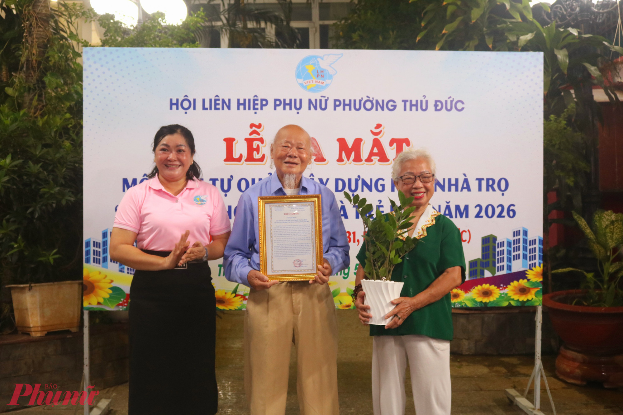 Bà Nguyễn Thị Thanh Luận – Phó chủ tịch Ủy ban MTTQ Việt Nam phường Thủ Đức, Chủ tịch Hội LHPN phường – trao thư cảm ơn đến vợ chồng bà Nguyễn Thị Thục Bình - Ảnh: Mẫn Nhi