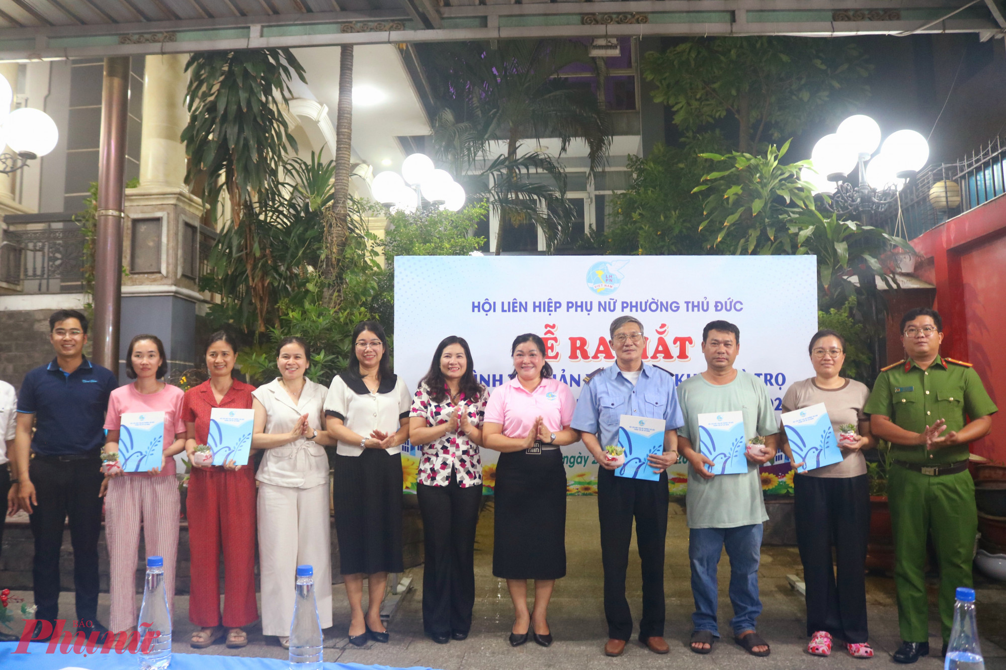 Bà Nguyễn Thị Ngọc Linh – Phó chủ tịch Hội LHPN TPHCM (thứ 6, từ phải qua) – dự lễ ra mắt mô hình và cùng đại biểu chúc mừng các anh, chị trong tổ tự quản khu nhà trọ - Ảnh: Mẫn Nhi
