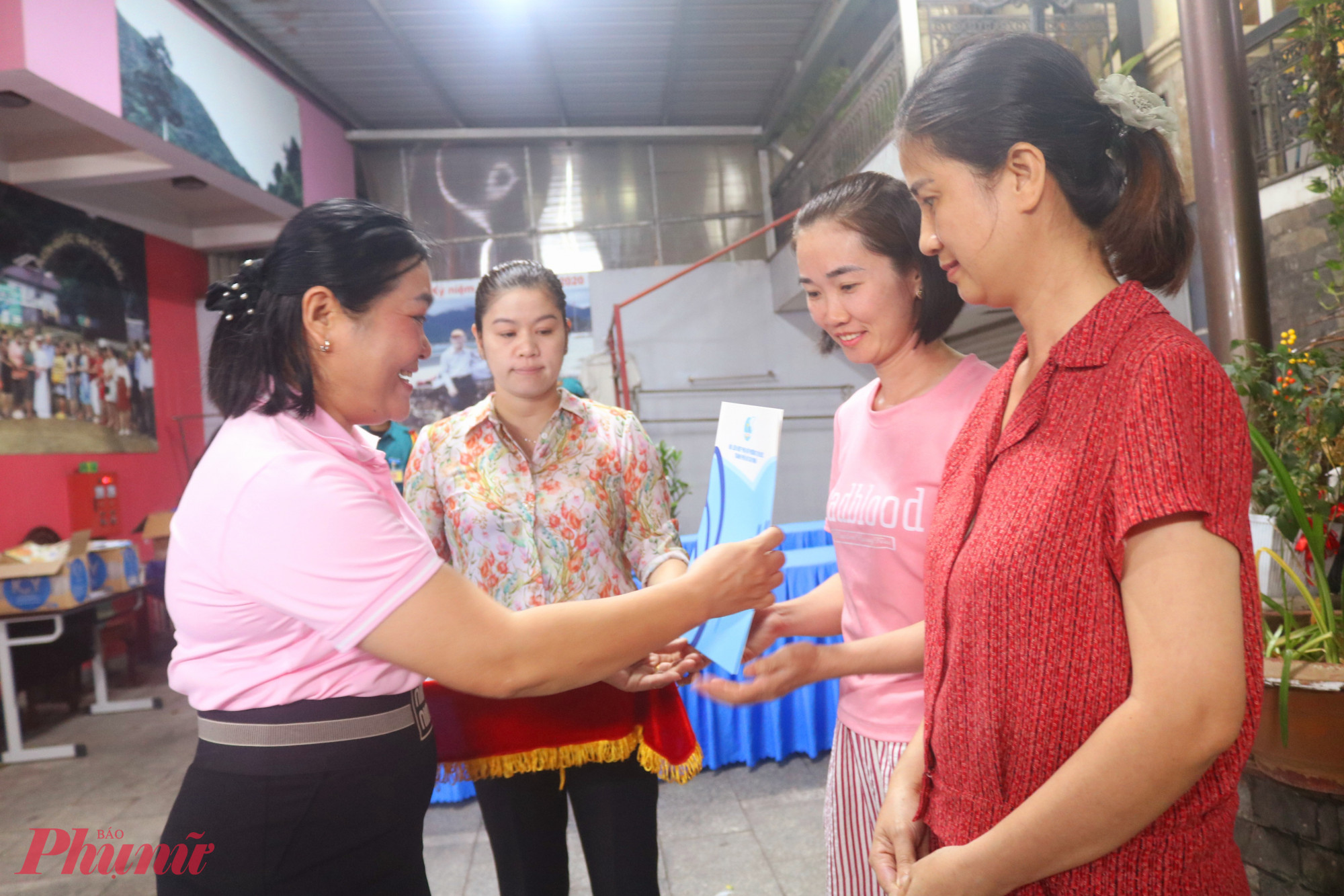 Bà Nguyễn Thị Thanh Luận – Phó chủ tịch Ủy ban MTTQ Việt Nam phường Thủ Đức, Chủ tịch Hội LHPN phường – trao quyết định công nhận đến các thành viên tổ tự quản khu nhà trọ số 50 Đặng Văn Bi - Ảnh: Mẫn Nhi