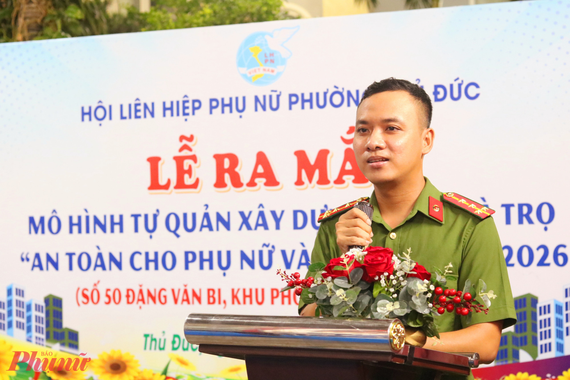 Sau lễ ra mắt mô hình, đại úy Nguyễn Tấn Đạt – cán bộ Công an phường Thủ Đức – tuyên truyền về an ninh trật tự, phòng cháy chữa cháy và hướng dẫn người ở trọ tại khu nhà trọ số 50 Đặng Văn Bi cài đặt ứng dụng SOS An ninh trật tự - Ảnh: Mẫn Nhi