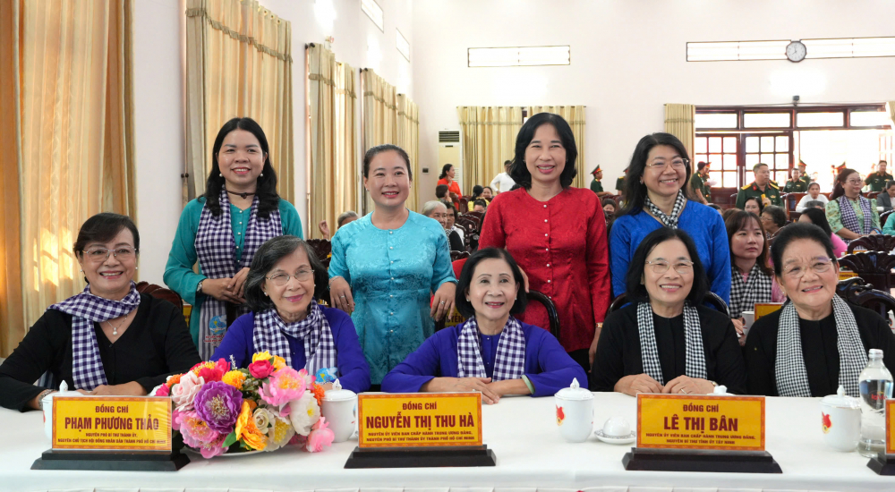 Các đại biểu chụp ảnh trước khi diễn ra chương trình.