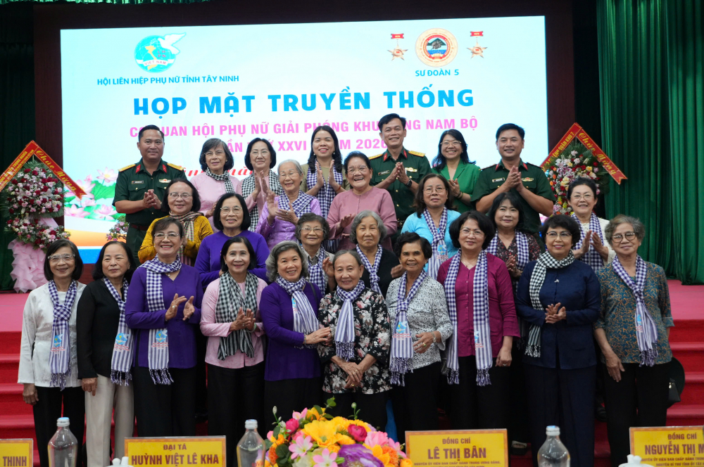 Sống lại một thời hoa lửa cùng 'Phụ nữ miền Đông gian lao mà anh dũng' Các đại biểu chụp ảnh lưu niệm tại buổi họp mặt. Ảnh: PT