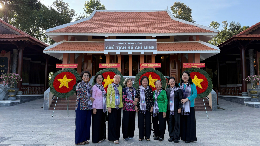 Sống lại một thời hoa lửa cùng 'Phụ nữ miền Đông gian lao mà anh dũng' Các đại biểu viếng thăm Nhà tượng tiệm Chủ tịch Hồ Chí Minh.