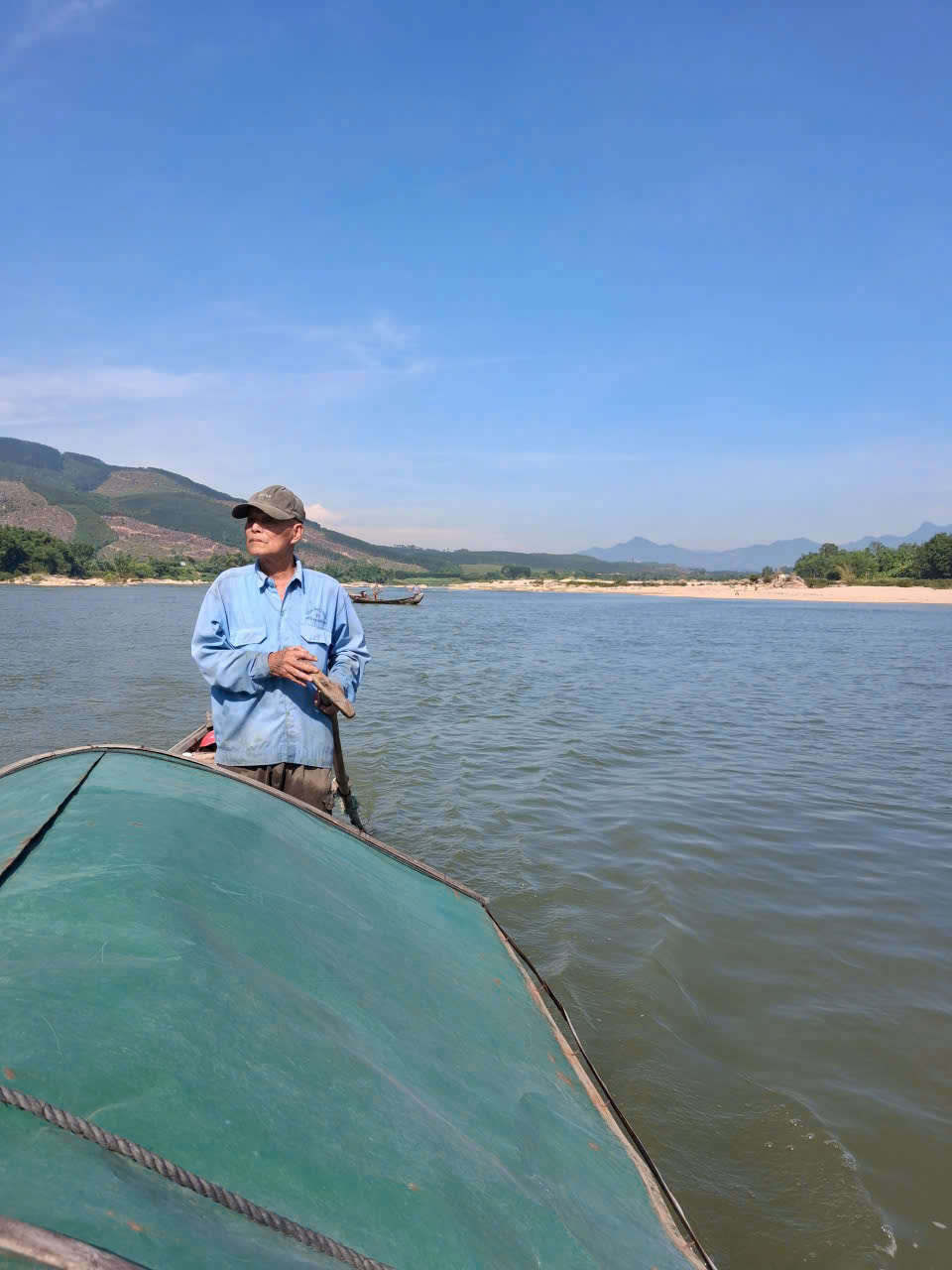 Người dân và các lực lượng chức năng tìm kiếm thi thể 3 em học sinh.