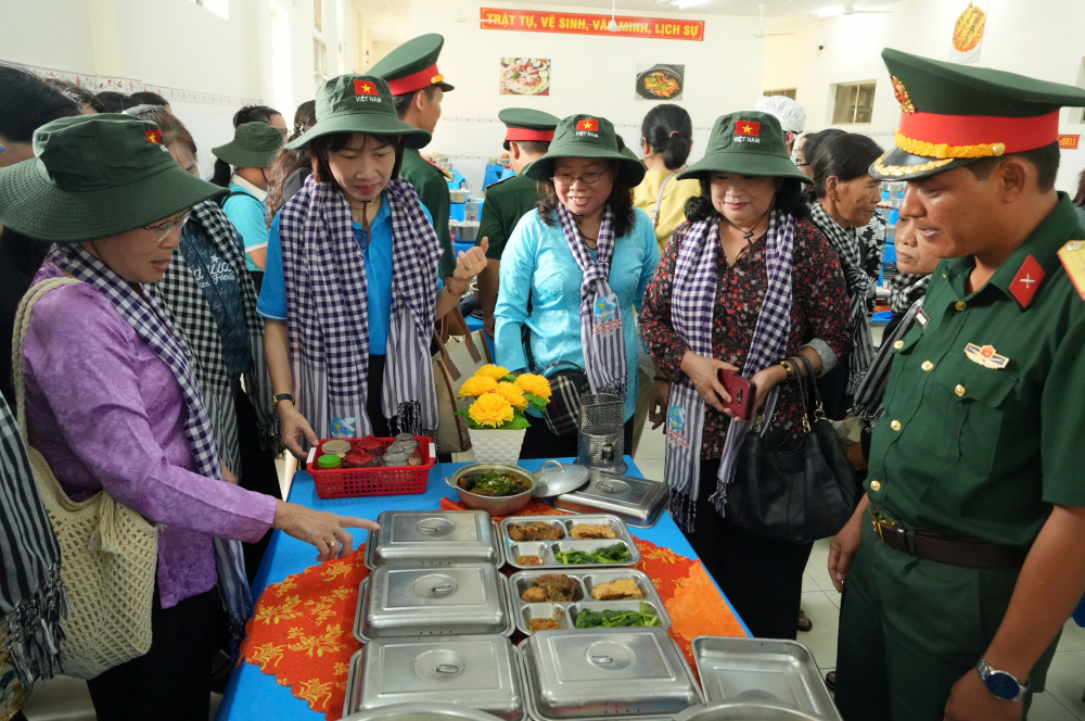 Sống lại một thời hoa lửa cùng 'Phụ nữ miền Đông gian lao mà anh dũng' Trước đó, Các cô, các dì nguyên là cán bộ Cơ quan Hội Phụ nữ Giải phóng khu Đông Nam bộ đi thăm quan Sư đoàn 5.