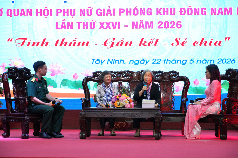 Sống lại một thời hoa lửa cùng 'Phụ nữ miền Đông gian lao mà anh dũng' Bà Nguyễn Thị Mỹ (thứ 2 từ trái sang) và bà Đặng Thị Nhung (thứ 3 từ trái sang) giao lưu tại chương trình. Ảnh: PT