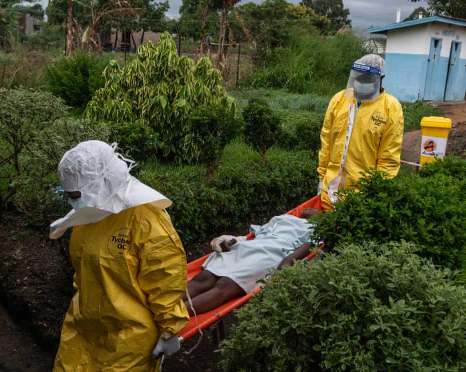 Nhân viên y tế khiêng một bệnh nhân Ebola đến trung tâm điều trị ở Rwampara, Congo, ngày 21/5 - Ảnh: Getty image