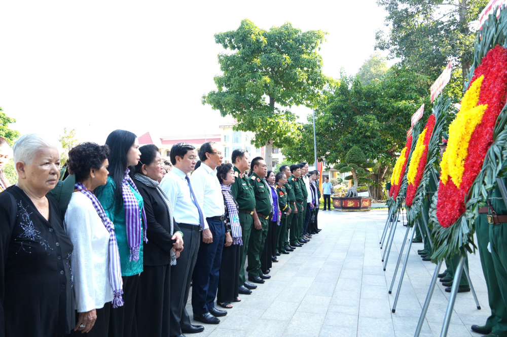 Các đại biểu dâng hương, dâng hoa tại Nhà tưởng niệm Chủ tịch Hồ Chí Minh tại Sư đoàn 5.