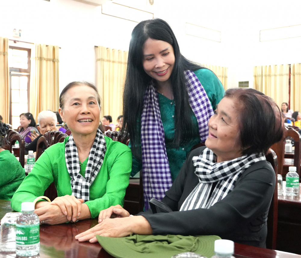 Bà Trần Lan Phương, Phó Chủ tịch Thường trực Hội LHPN Việt Nam (giữa), thăm hỏi các cô, các dì. Ảnh: PT