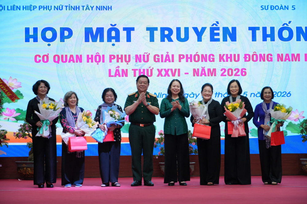Đại tướng Nguyễn Trọng Nghĩa và Phó chủ tịch nước Võ Thị Ánh Xuân tặng hoa các nguyên lãnh đạo Đảng, Nhà nước, cán bộ Cơ quan Hội Phụ nữ Giải phóng khu Đông Nam bộ