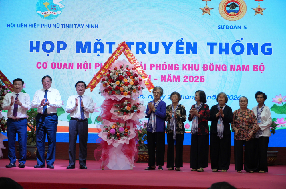 Lãnh đạo tỉnh Tây Ninh tặng hoa chúc mừng nhân buổi họp mặt đến Cơ quan Hội Phụ nữ Giải phóng Khu Đông Nam Bộ