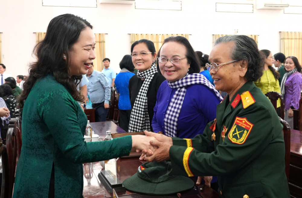Bà Võ Thị Ánh Xuân, Bí thư Trung ương Đảng, Phó Chủ tịch nước Cộng hòa xã hội chủ nghĩa Việt Nam hỏi thăm các cô các dì. Ảnh: PT