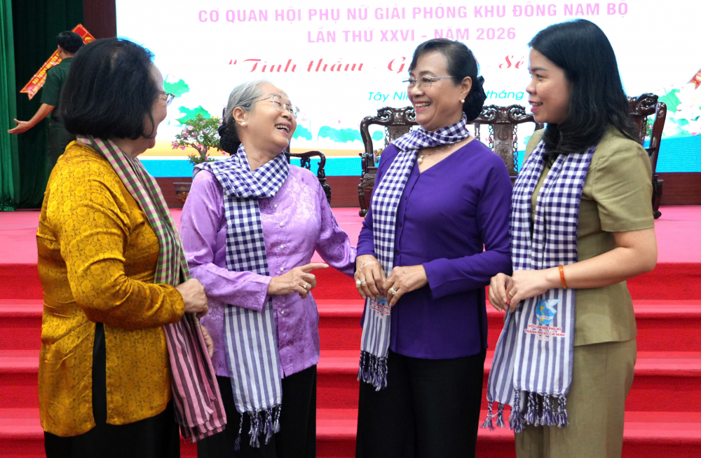 Sống lại một thời hoa lửa cùng 'Phụ nữ miền Đông gian lao mà anh dũng' Các đại biểu cùng trò chuyện trong buổi họp mặt.Ảnh: PT