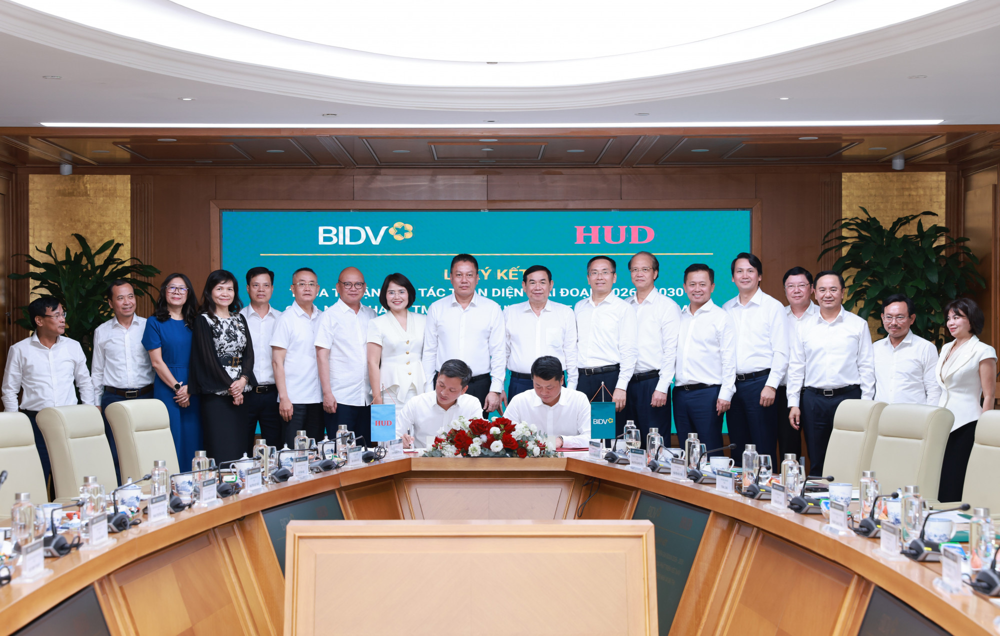 Tổng giám đốc BIDV Lê Ngọc Lâm và Tổng giám đốc HUD Đỗ Hoài Đông đại diện hai đơn vị ký thỏa thuận hợp tác - Ảnh: BIDV