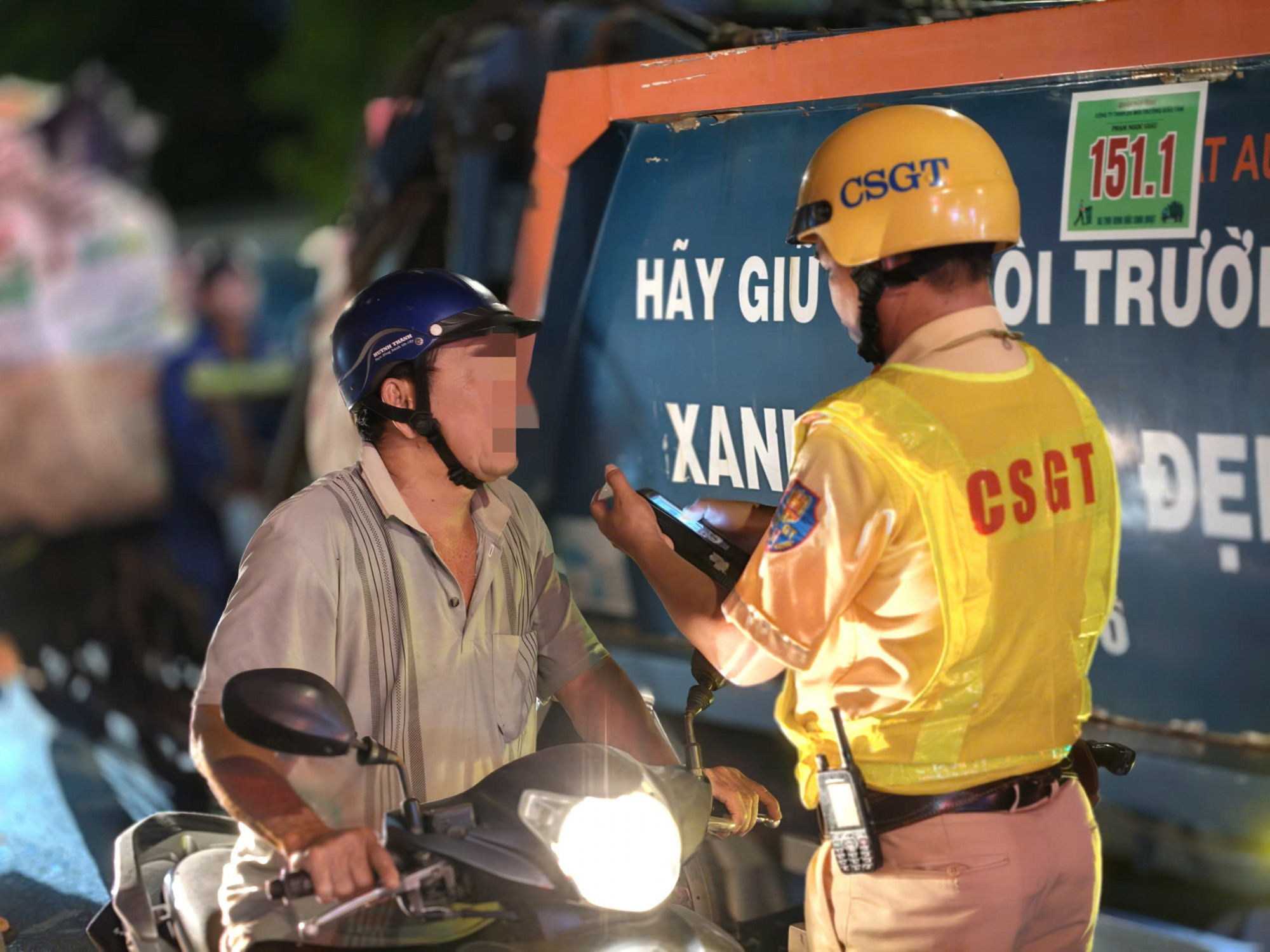 CSGT kiểm tra một trường hợp. 