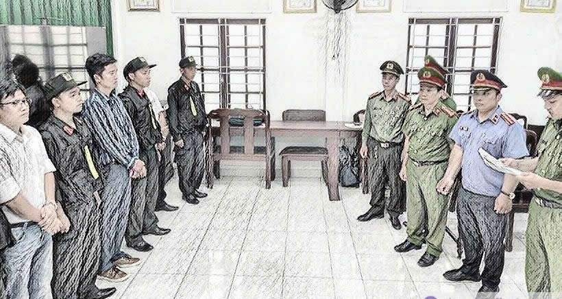 Cơ quan chức năng đọc quyết định khỏi tố vụ án, bắt tạm giam bị can do lập khống hồ sơ trồng rừng