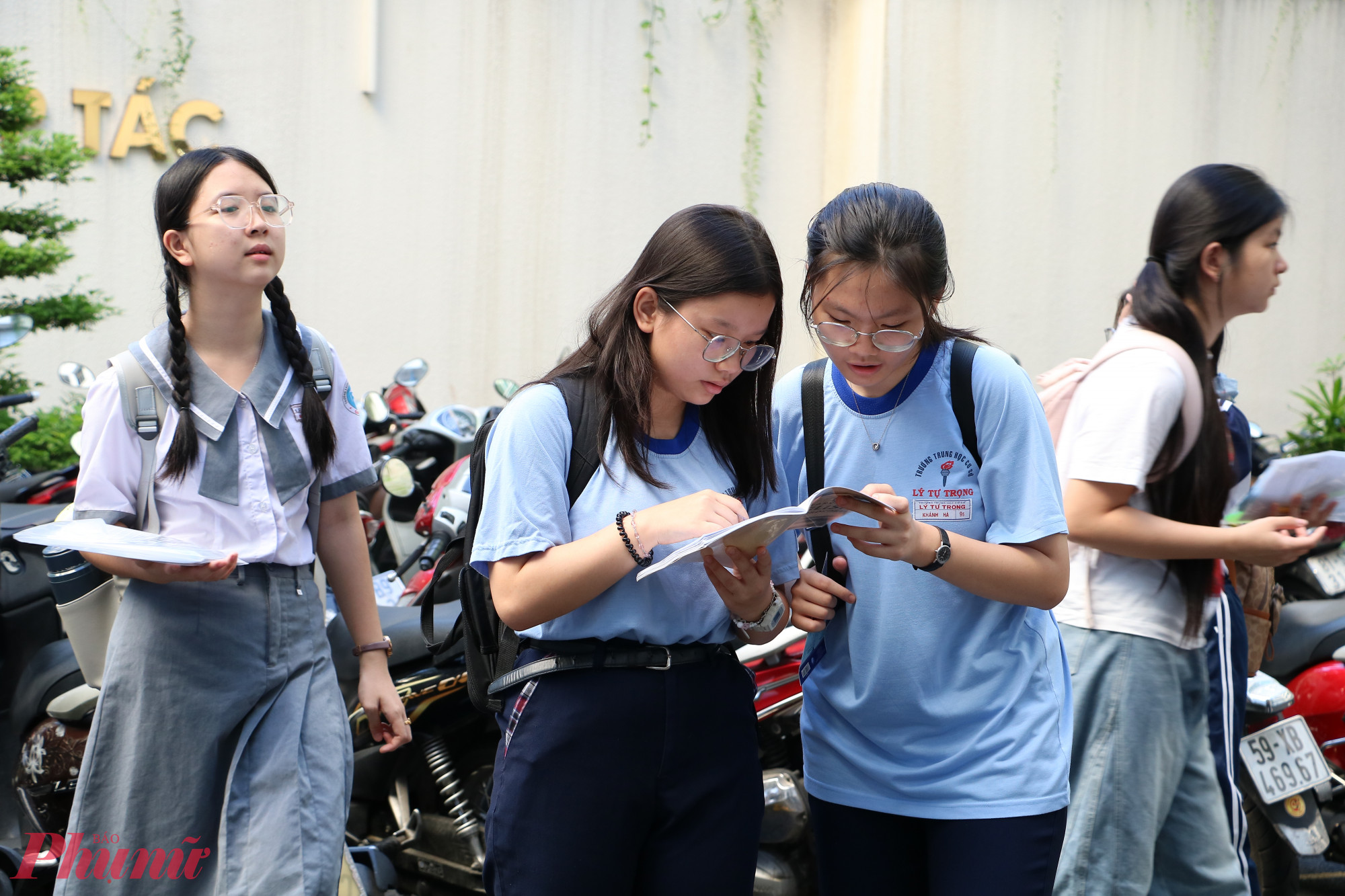 Diệu Anh và bạn cùng lớp trao đổi về kiến thức của kỳ thi - Ảnh: Trang Thư