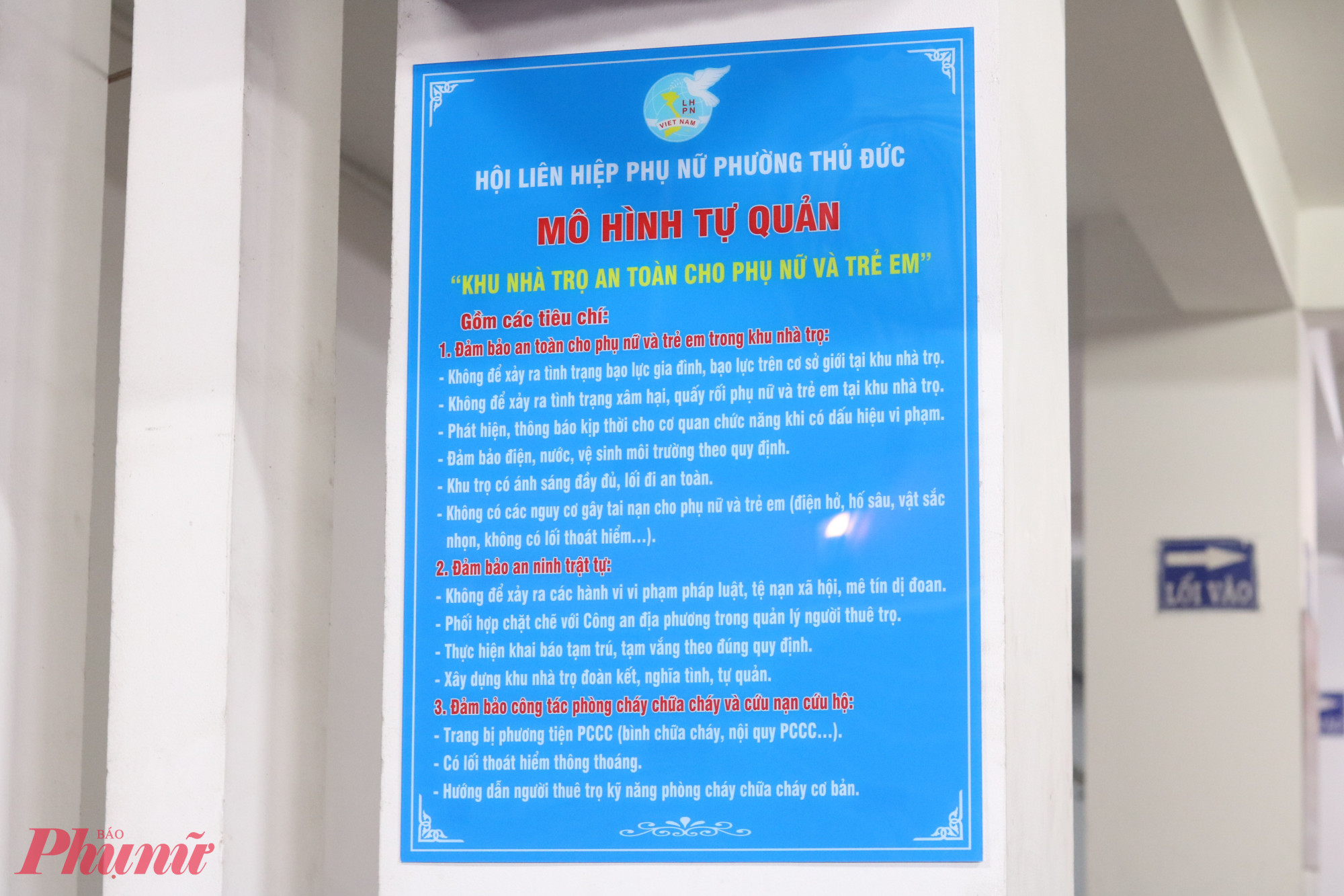 Bảng thông tin về các tiêu chí của mô hình tự quản “Khu nhà trọ an toàn cho phụ nữ và trẻ em” do Hội LHPN phường Thủ Đức xây dựng - Ảnh: Mẫn Nhi