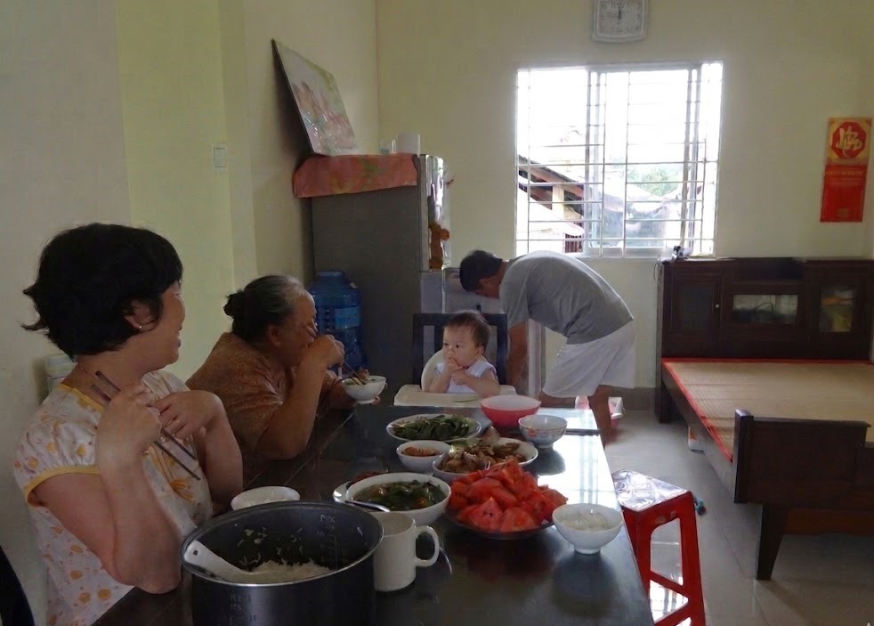 Bữa cơm ăn cùng ba má bây giờ chỉ còn là ký ức
