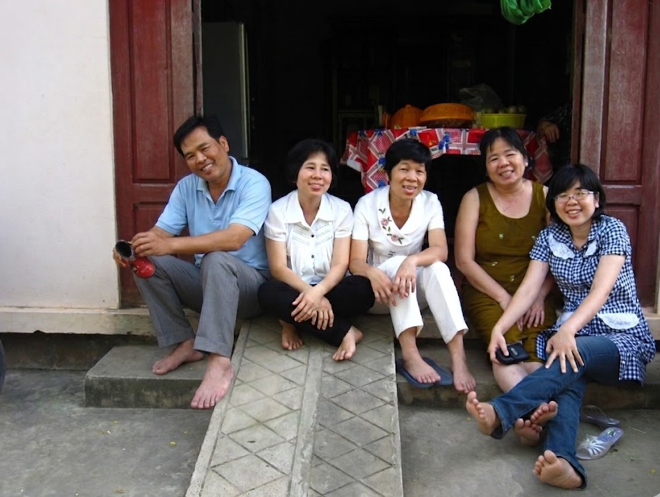 Khung cửa nhỏ là nơi ăn bánh má đi chợ về. Ba má hay ngồi phía sau nhìn đám con “tám chuyện”