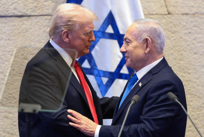 Tổng thống Mỹ Donald Trump (trái) nói chuyện với Thủ tướng Israel Benjamin Netanyahu tại Quốc hội Israel, Knesset, ở Jerusalem vào ngày 13 tháng 10 năm 2025. (Ảnh AFP)