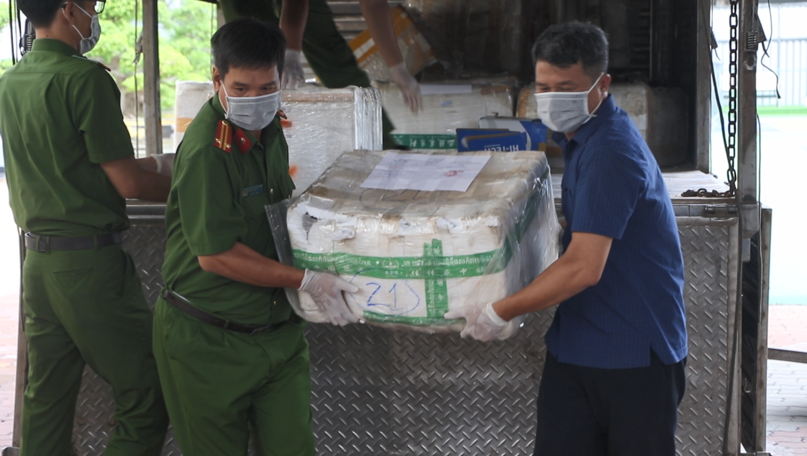 Lực lượng Công an TPHCM thu giữ hơn 1,3 tấn xyanua cùng nhiều tang vật liên quan trong quá trình triệt phá đường dây mua bán trái phép chất độc xuyên biên giới