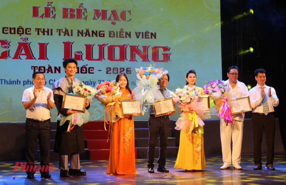 Ban tổ chức tặng hoa cho hội đồng giám khảo.