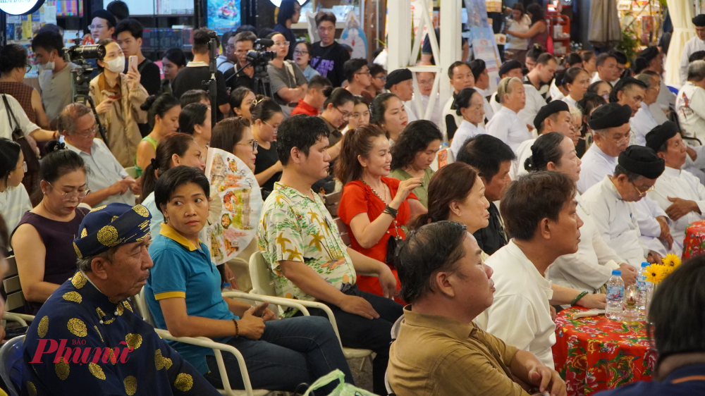 Đông đảo khán giả có mặt tại Đường Sách TPHCM để theo dõi chương trình