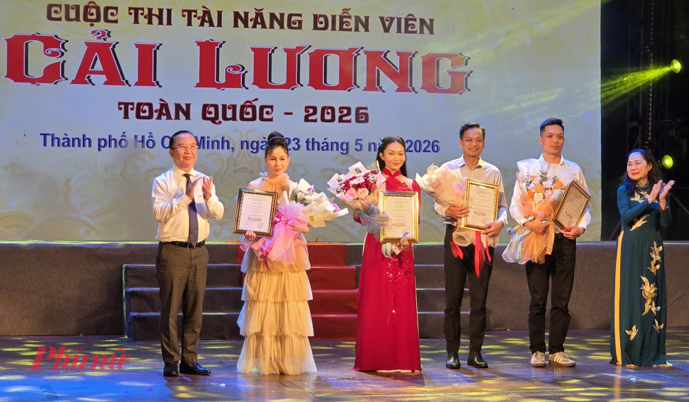 Giám đốc Sở Văn hóa và Thể thao TPHCM Trần Thế Thuận và Chủ tịch Hội Nghệ sĩ Sân khấu Việt Nam NSND Thúy Mùi trao các giải Nhì.