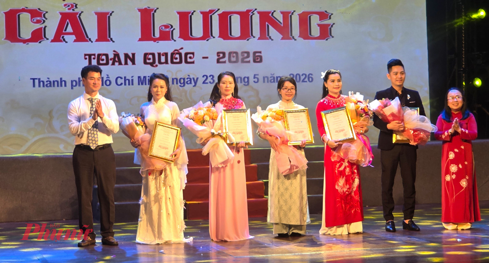 Cục trưởng Cục nghệ thuật Biểu diễn NSND Xuân Bắc và Phó trưởng Ban Tuyên giáo và Dân vận Thành ủy TPHCM Đinh Thị Thanh Thủy trao giải Nhì cho các thí sinh.