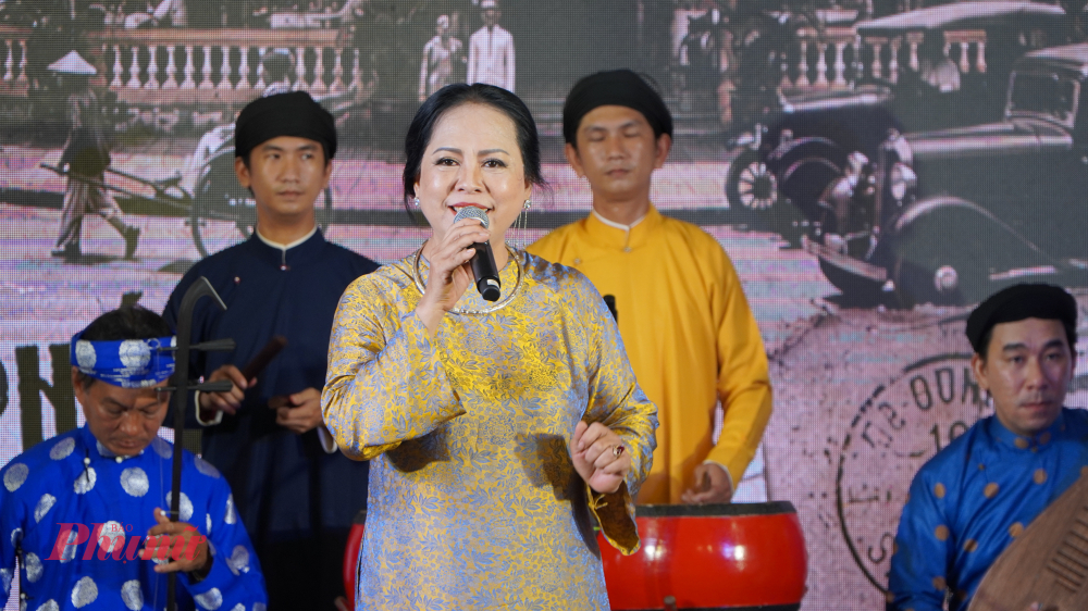 Các phần trình diễn có sự tham gia của nhiều nghệ sĩ, nghệ nhân tâm huyết với cổ nhạc Nam Bộ dưới sự chỉ đạo nghệ thuật của NNND Thanh Tuyết, cùng các tài tử ca và tài tử đờn như Bùi Kha Duy, Hữu Vũ, Võ Văn Kim (Duy Kim), Hữu Quý, Huỳnh Tiến và Hữu Vinh, mang đến một không gian nghệ thuật đậm màu sắc truyền thống giữa lòng Đường Sách TP.HCM.