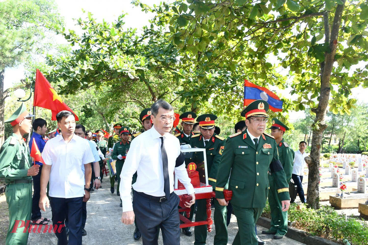 Thủ tướng Chính phủ Lê Minh Hưng tiễn đưa các anh hùng, liệt sĩ tại Nghĩa trang Quốc gia Đường 9 (Quảng Trị)