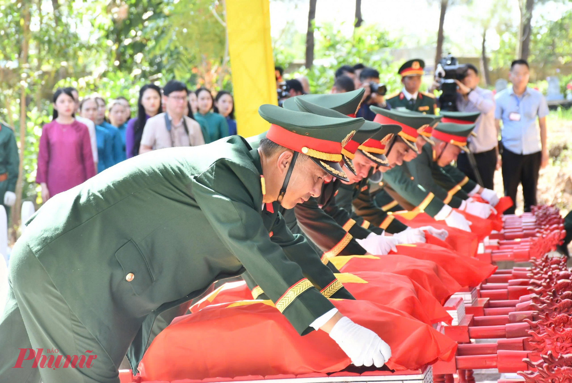 Nghi thức đưa các anh hùng, liệt sĩ tại Nghĩa trang Quốc gia Đường 9 (Quảng Trị)