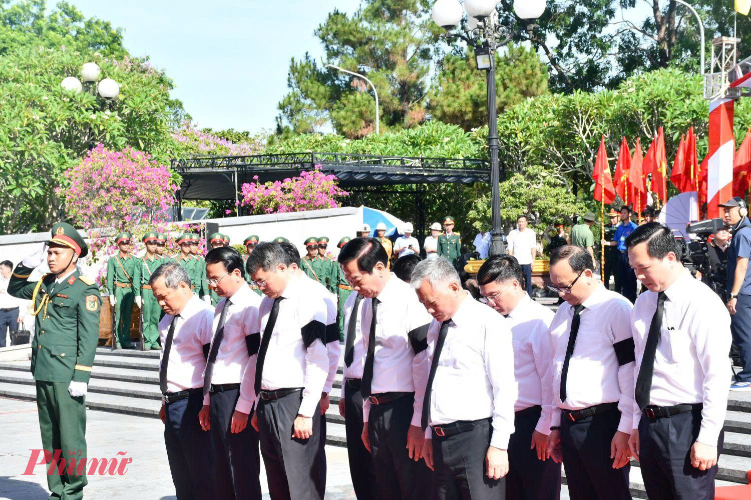 Thủ tướng Chính phủ Lê Minh Hưng cùng các đông chí lãnh đạo dự lễ viếng, truy điệu và an táng 28 hài cốt liệt sĩ quân tình nguyện, chuyên gia Việt Nam hy sinh tại nước bạn Lào trong thời kỳ chiến tranh.