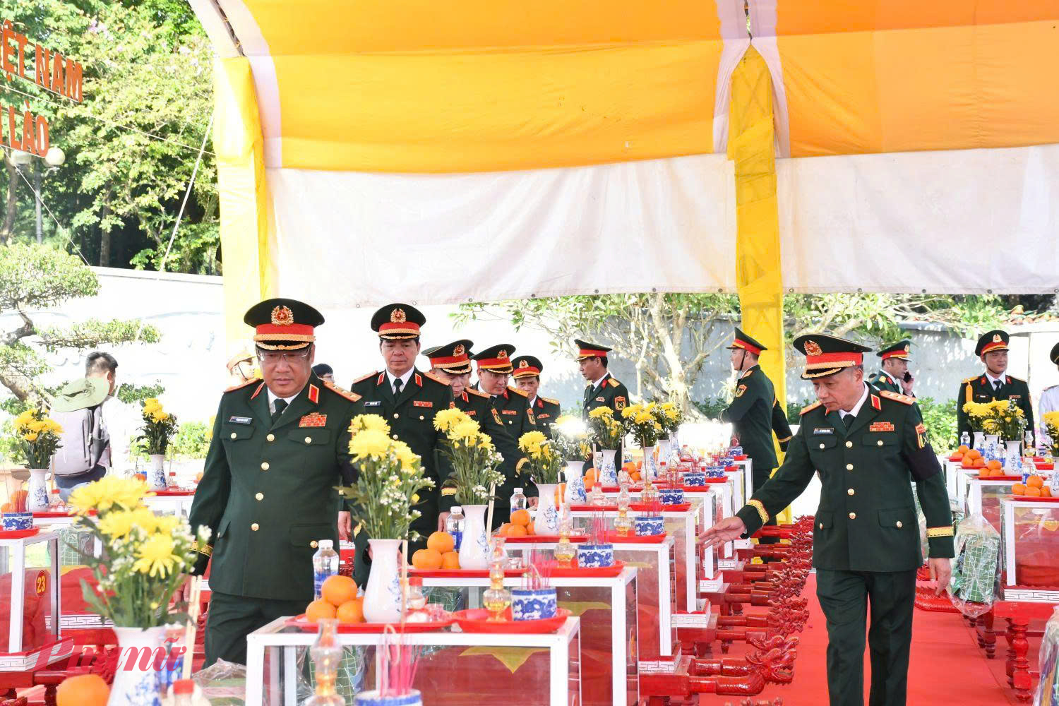 Các đại biểu thành kính dâng hoa, tri ân công lao các Anh hùng liệt sĩ.